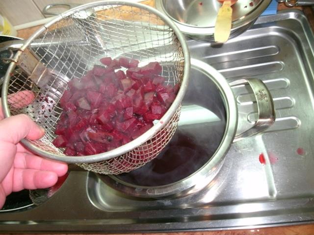 Melasa din sfecla rosie - Cam dupa 2 ore si jumatate – 3 ore sfecla ar trebui sa fie fiarta . Cu o paleta scoatem toata sfecla afara.